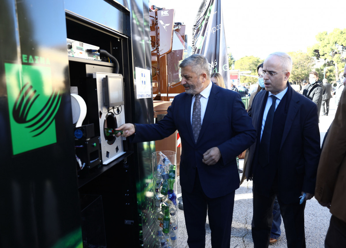 Υπεγράφησαν οι συμβάσεις για την προμήθεια εξοπλισμού ανακύκλωσης που θα διανεμηθεί δωρεάν στους Δήμους της Αττικής