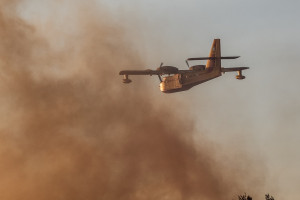 Κομισιόν: Στέλνει ξανά αεροσκάφη και πυροσβέστες στην Ελλάδα για τις πυρκαγιές