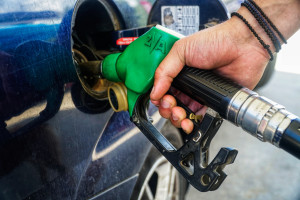 Σε αποκλιμάκωση οι τιμές καυσίμων και ηλεκτρικής ενέργειας