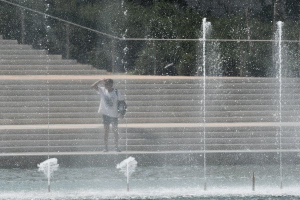 Ο πλανήτης πλήττεται από συνεχόμενα κύματα καύσωνα