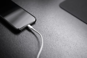 Γιατί κιτρινίζει το καλώδιο του φορτιστή σας και πότε πρέπει να το αντικαταστήσετε