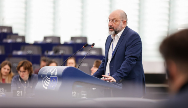 Σάκης Αρναούτογλου: Η Ευρώπη τρέχει με πράσινο υδρογόνο – η Ελλάδα μένει χωρίς καύσιμο του μέλλοντος