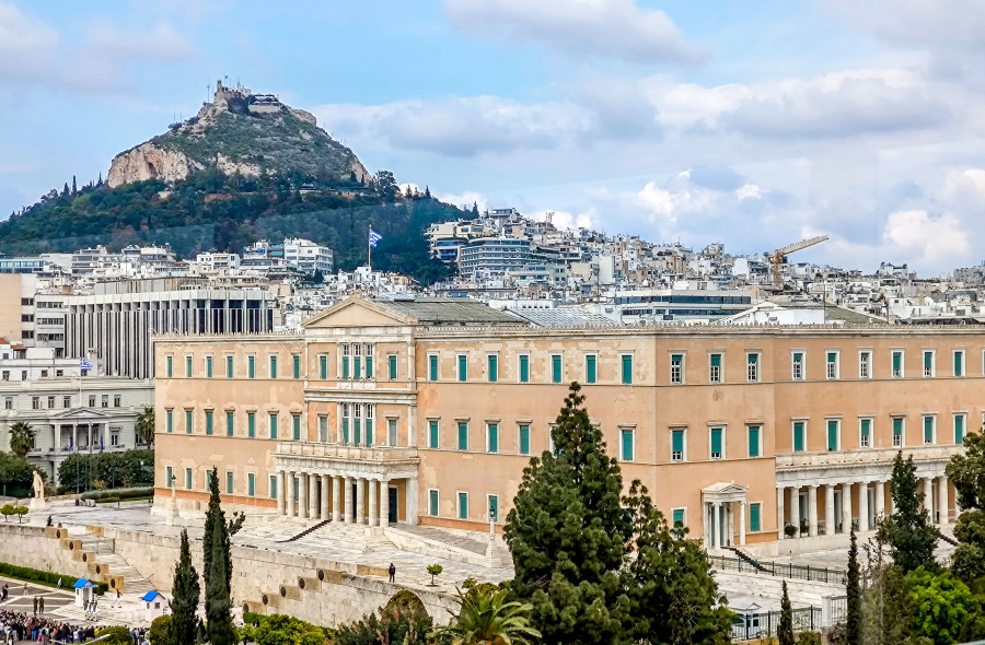 Κατατέθηκαν προς κύρωση στη Βουλή οι συμβάσεις με τις Chevron και Helleniq για τους υδρογονάνθρακες