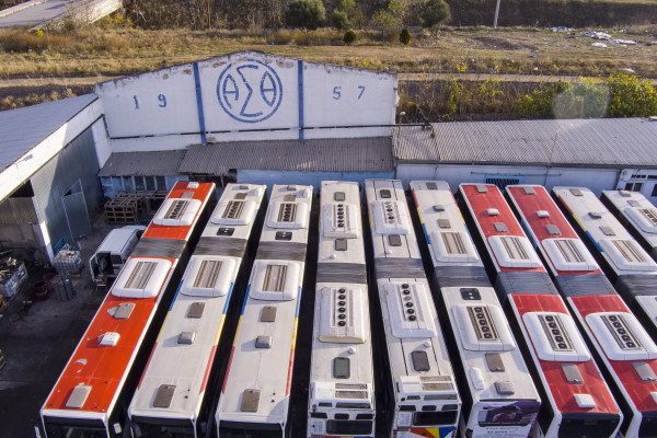 Έφτασαν στο λιμάνι της Θεσσαλονίκης τα 110 νέα ηλεκτρικά λεωφορεία του ΟΑΣΘ