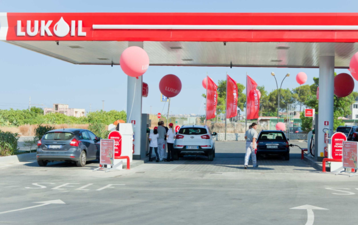 Lukoil: Το ιταλικό διυλιστήριο θα συνεχίσει τη λειτουργία του μετά το εμπάργκο της ΕΕ