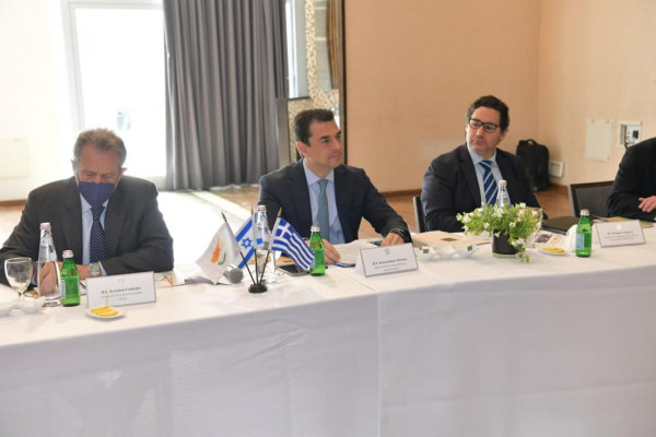 Σκρέκας: Επιταχύνουμε και εμβαθύνουμε τη στρατηγική ενεργειακή συνεργασία με την Κύπρο και το Ισραήλ