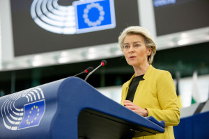 Φον ντερ Λάιεν: «Υψίστης σημασίας» η αποκατάσταση της ελεύθερης ναυσιπλοΐας στα Στενά του Ορμούζ