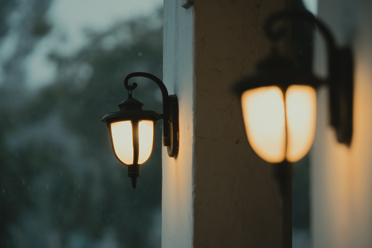 Πόσο κοστίζει να αφήνεις ανοιχτά όλη τη νύχτα τα εξωτερικά φώτα