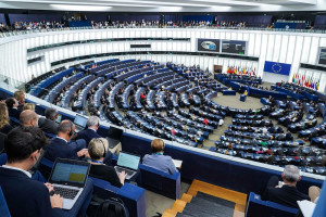 Ευρωκοινοβούλιο: Να κατασκευαστούν σταθμοί φόρτισης ηλεκτρικών αυτοκινήτων κάθε 60 χλμ