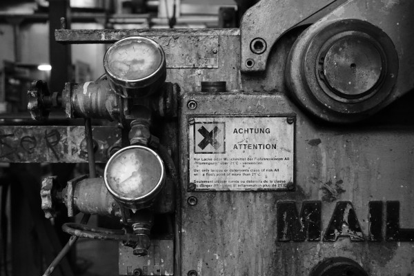 Ο πόλεμος στο Ιράν εκτοξεύει τις τιμές και «ψαλιδίζει» την κατανάλωση  