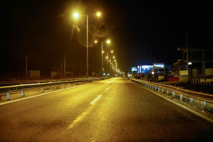 Το δημόσιο σβήνει τα φώτα στους δρόμους