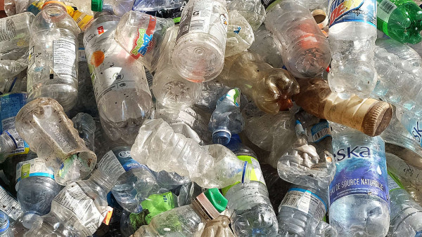 Greenpeace: Ουσία ή ευχολόγια η νομοθεσία για τα πλαστικά μίας χρήσης;