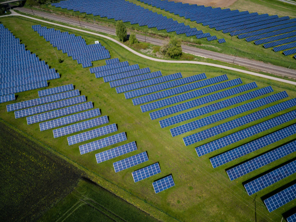 ΗΠΑ: Σε λειτουργία το μεγαλύτερο φωτοβολταϊκό πάρκο με αποθήκευση