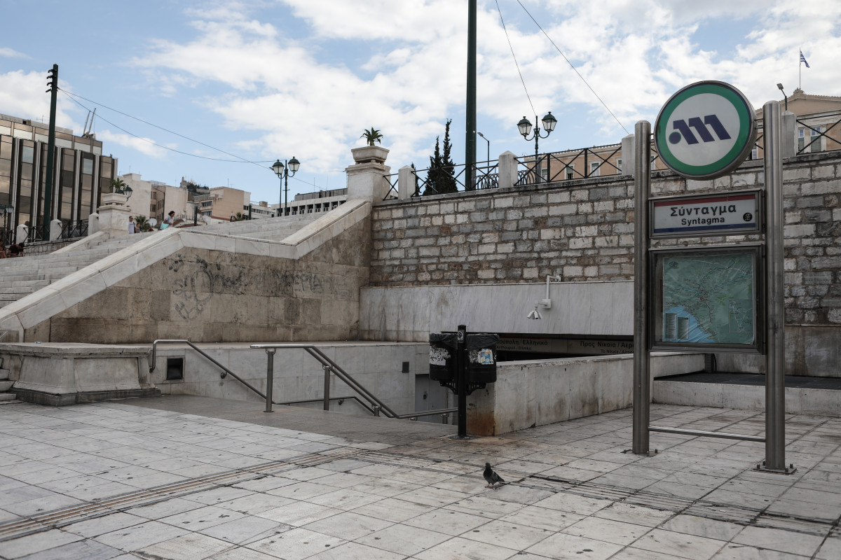 Στάση δροσιάς στον σταθμό του metro στο Σύνταγμα