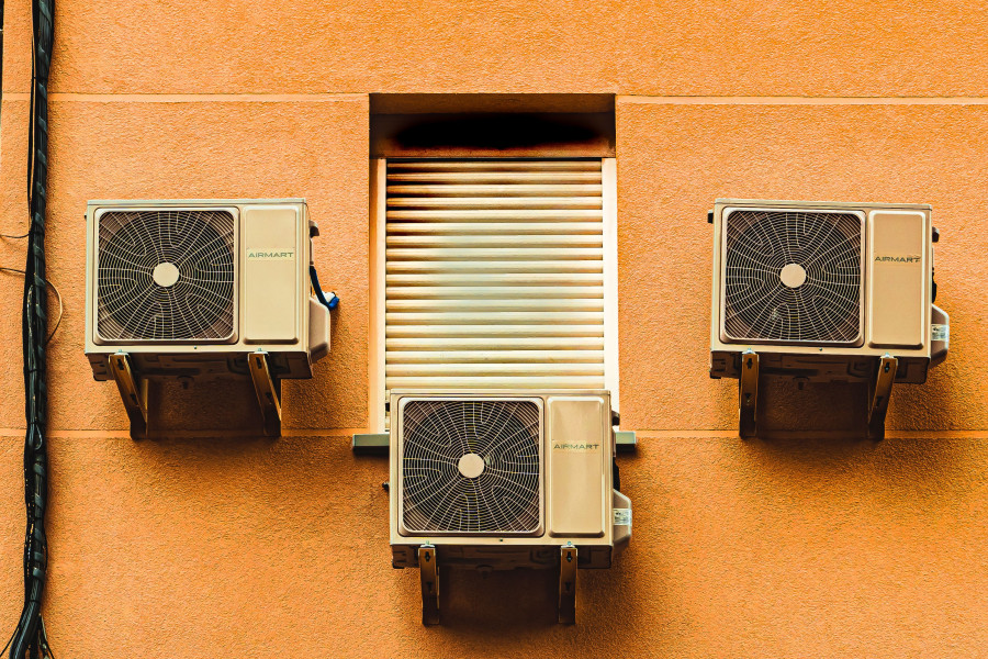 Τέλος το air condition στην Βρετανία; Τι ισχύει με τους περιορισμούς στην εγκατάσταση κλιματιστικών