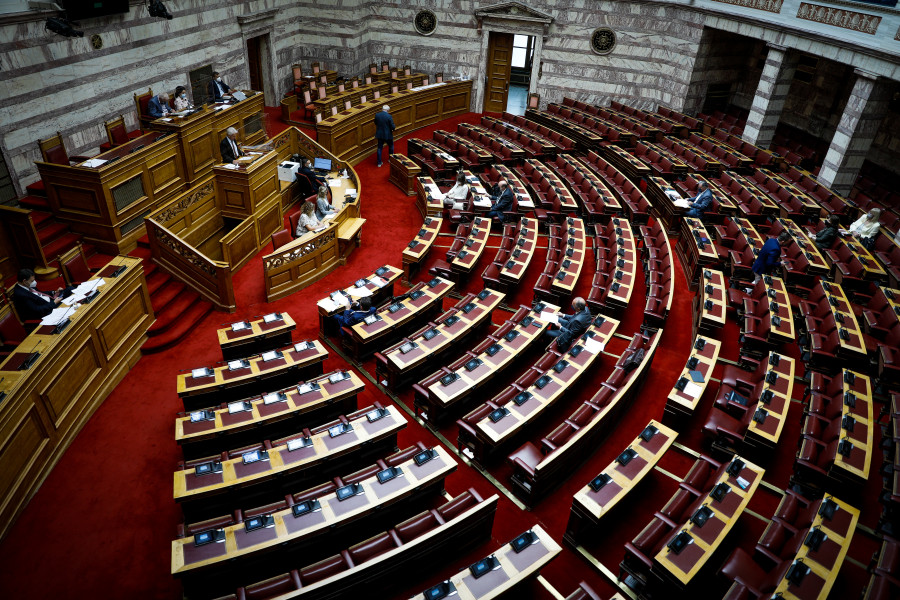 Στην Ολομέλεια της Βουλής η αναστολή της ρήτρας αναπροσαρμογής και το πλαφόν στη χονδρική ρεύματος