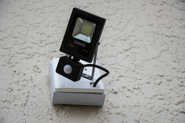 Πως θα γλυτώσεις χρήματα με ανιχνευτές κίνησης: Η συμβουλή του ηλεκτρολόγου