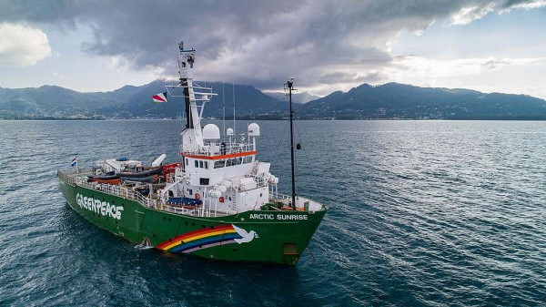 Το πλοίο της Greenpeace, Arctic Sunrise, πραγματοποιεί έρευνα πεδίου στην Ελληνική Τάφρο για την προστασία του φυσικού μας πλούτου