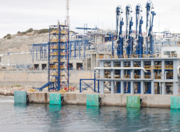 Οι 4 πλωτές μονάδες LNG – η υπόγεια αποθήκη στην Καβάλα και ο ρόλος των υδρογονανθράκων
