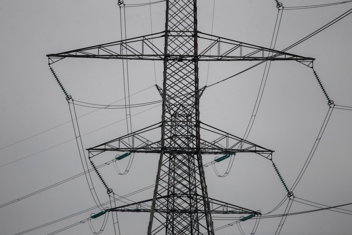 Διπλή παρέμβαση στην αγορά ηλεκτρικής ενέργειας: Πλαφόν στα πάγια και προκαταβολές στους παρόχους