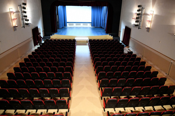 Πλήρης ανακαίνιση του «Δημοτικού Θεάτρου Μάνδρας» Αττικής με χορηγία των ΕΛΠΕ