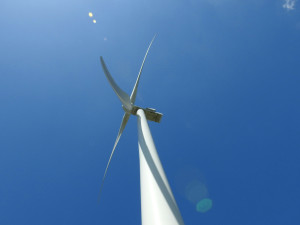 Υψηλή διείσδυση ΑΠΕ αλλά και χαμένη φθηνή ενέργεια λόγω καθυστερήσεων στα αιολικά