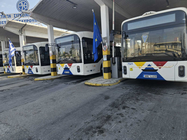 ΟΑΣΘ: Στους δρόμους τα 50 ηλεκτρικά, αρθρωτά λεωφορεία - Πιάνουν τιμόνι οι νέοι οδηγοί