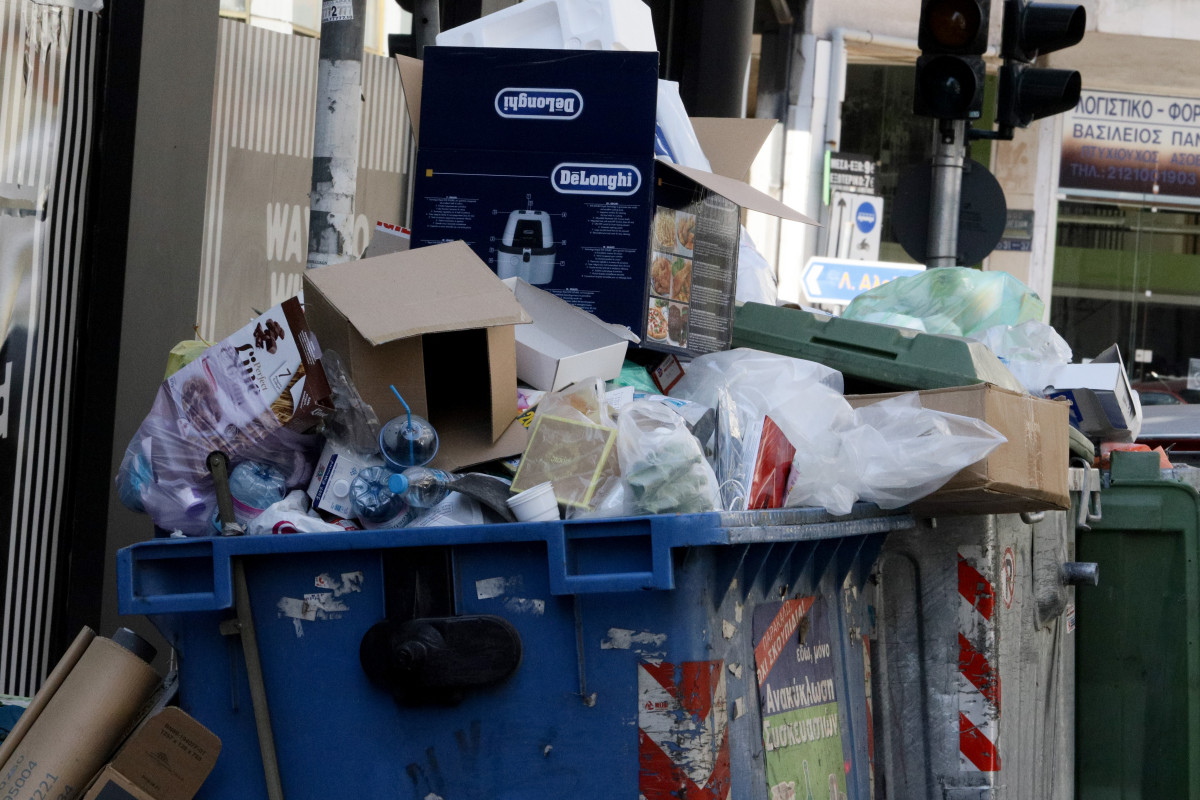 Γέμισε σκουπίδια η Θεσσαλονίκη εξαιτίας της αποχής των εργαζομένων του Δήμου στην καθαριότητα