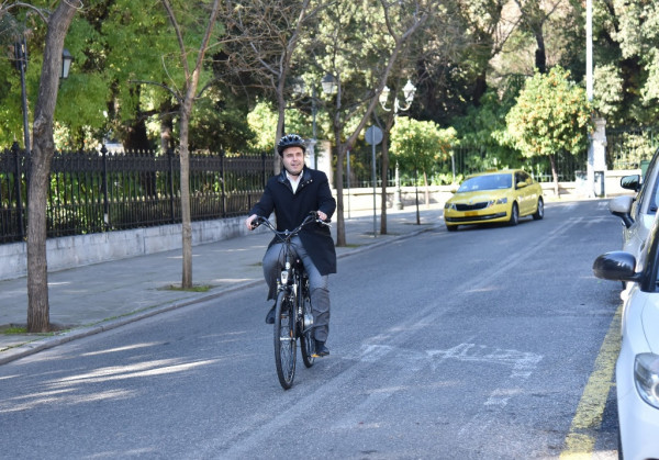 Με ηλεκτρικό ποδήλατο στο Μαξίμου ο Πρόεδρος της ΚΕΔΕ, Δημήτρης Παπαστεργίου