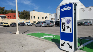 Τρεις διπλούς σταθμούς δωρεάν φόρτισης ηλεκτρικών αυτοκινήτων εγκατέστησε ο Δήμος Ρόδου