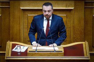 Φρ. Παρασύρης: Από τη μια τσέπη στην άλλη για τους καταναλωτές, χωρίς μείωση της τιμής του ρεύματος