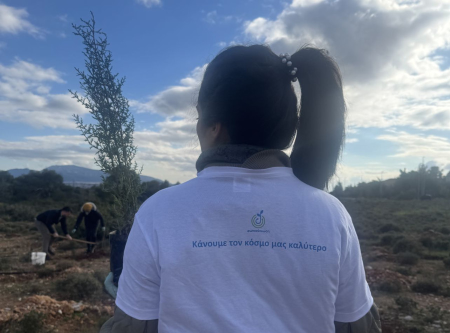 ΦΩΤΟΚΥΚΛΩΣΗ: 250 νέα δέντρα φυτεύονται μέσα από δράση ανακύκλωσης