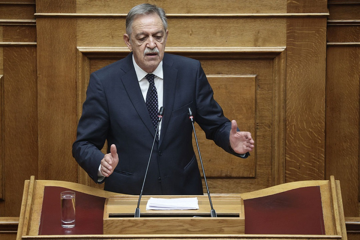 Π. Κουκουλόπουλος σε Ν. Παπαθανάση: Στην εποχή της τεχνητής νοημοσύνης, εσείς ξεμείνατε στα χρόνια της κασέτας