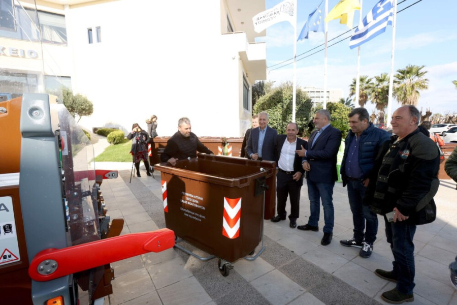 Περιφέρεια Αττικής: 1 απορριμματοφόρο συλλογής βιοαποβλήτων και 335 καφέ κάδους στον Δήμο Ραφήνας-Πικερμίου