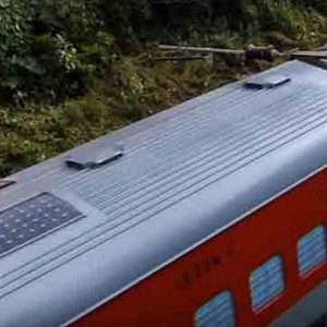 Ινδία: Σε λειτουργία το πρώτο τρένο με φωτοβολταϊκά