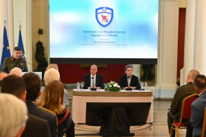 Ο Νίκος Δένδιας στην παρουσίαση του έργου «Ανάπλαση του Περιβάλλοντος Χώρου του ΥΠΕΘΑ», από τον Καθηγητή του ΑΠΘ Κ. Βαρώτσο