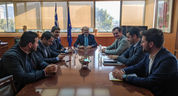 Συνάντηση Χατζηδάκη με τον δήμαρχο Μαλεβιζίου για την υποθαλάσσια ηλεκτρική διασύνδεση Κρήτης-Αττικής