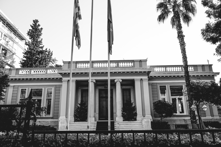 Γιάννης Τριήρης: Να καεί το σπίτι του γείτονα …