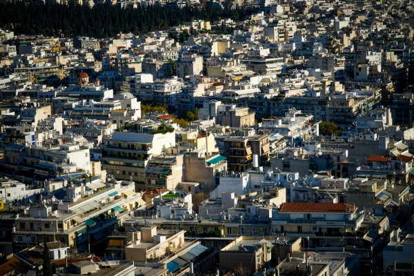 Γιάννης Τριήρης: Που πάνε οι λίγοι νέοι που φεύγουν από τη γονική τους εστία;