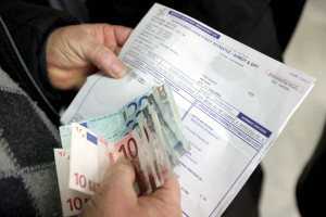 Λογαριασμοί ρεύματος: Οι κυβερνητικές πιέσεις απέδωσαν- Μειώσεις, αλλά μικρότερες από τη «βουτιά» της χονδρικής