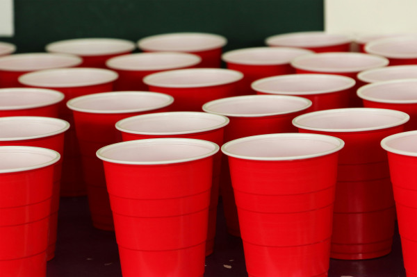 Έτρεξε στον Μαραθώνιο και συνέλαβε μια επαναστατική ιδέα για να βάλει τέλος στα πλαστικά ποτήρια μιας χρήσης