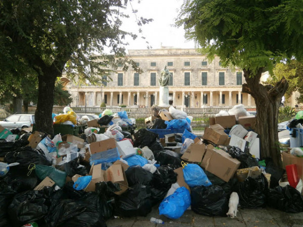 Κέρκυρα: Σκουπίδια ώρα μηδέν