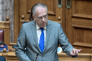 Γιάννης Τριήρης: Η φαρσοκωμωδία με τις νέες Αρχές και το «άδειασμα» Θεοδωρικάκου