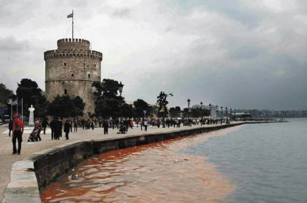 Έκτακτοι καθαρισμοί του Θερμαϊκού με εντολή του ΥΜΑΘ για το φαινόμενο της ερυθράς παλίρροιας