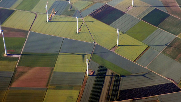 Ρεκόρ στην ανάπτυξη ΑΠΕ το 2024 – Ηλιακή και αιολική ενέργεια κυριάρχησαν στις νέες προσθήκες