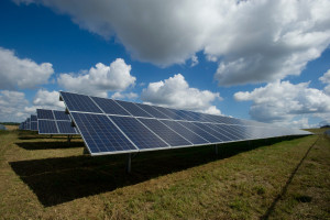 Έρχεται πρόγραμμα επιδότησης φωτοβολταϊκών για τους δήμους για φθηνή ενέργεια