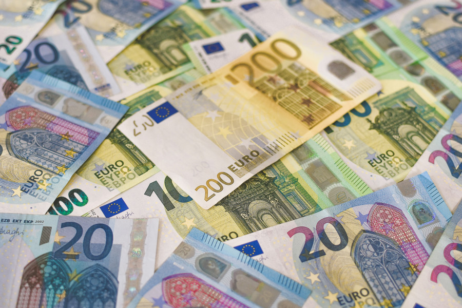 Fitch: Εύσημα στην Ελλάδα για τα στοχευμένα μέτρα στήριξης νοικοκυριών και επιχειρήσεων λόγω του αυξημένου ενεργειακού κόστους