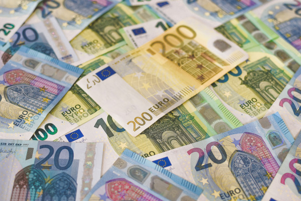 Fitch: Εύσημα στην Ελλάδα για τα στοχευμένα μέτρα στήριξης νοικοκυριών και επιχειρήσεων λόγω του αυξημένου ενεργειακού κόστους