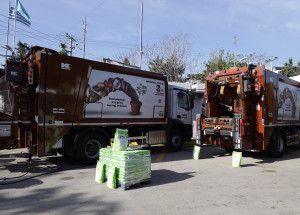 Περιφέρεια Αττικής: Παράδοση τριών απορριμματοφόρων και καφέ κάδων ειδικής ανακύκλωσης στον Δήμο Αλίμου