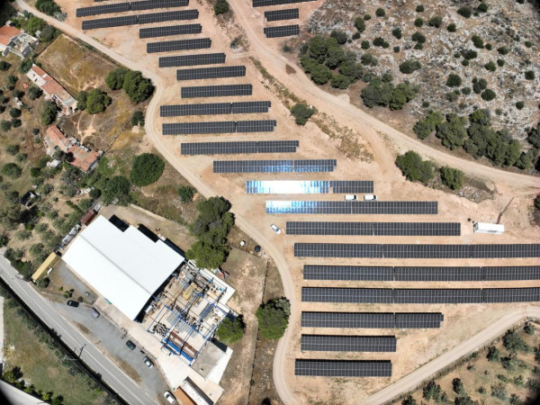HELLENiQ ENERGY: Δημιουργία του πρώτου Φ/Β σταθμού αυτοπαραγωγής στη Βιομηχανική Εγκατάσταση Μεγαρέων